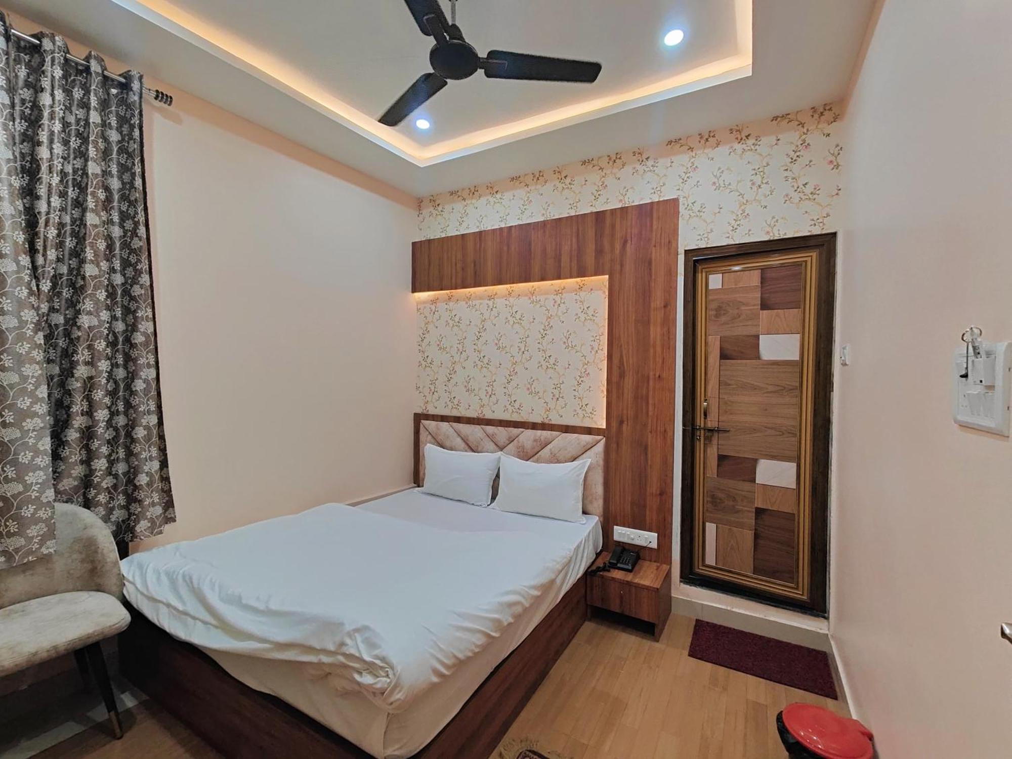 Mangal Murti Hotel Varanasi